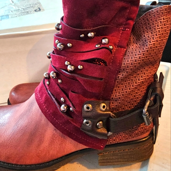 Ankle height red boots, barely worn - Picture 4 of 7